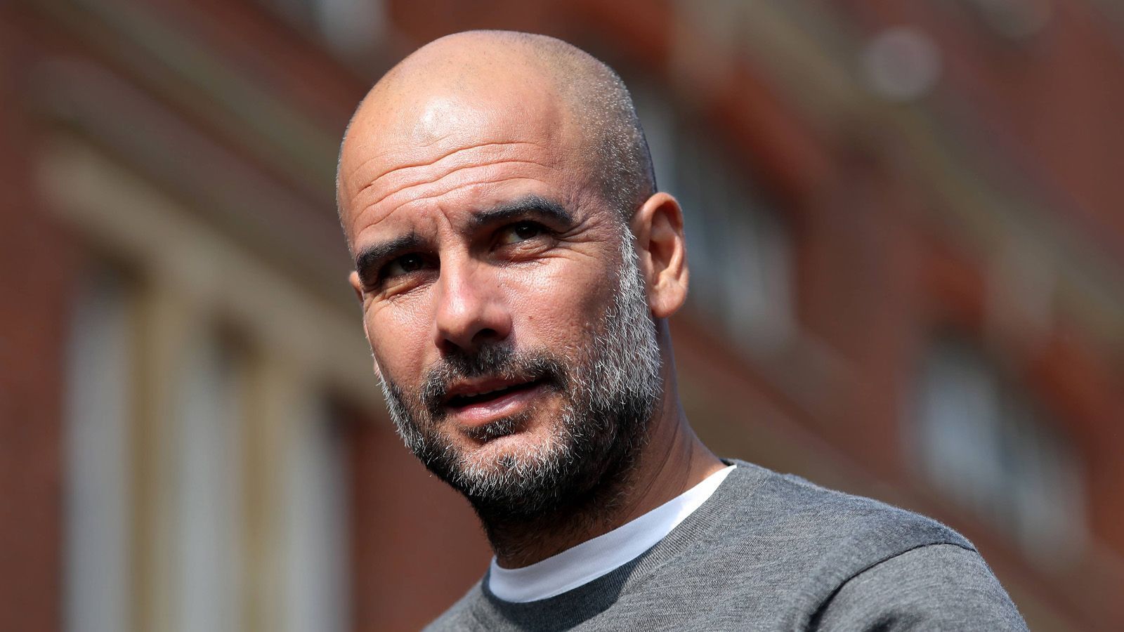 
                <strong>Platz 2: Pep Guardiola</strong><br>
                Gesamtverdienst pro Jahr: 27 Millionen Euro (22 Millionen Euro Jahresgehalt + 5 Millionen Euro Werbeeinnahmen)Team: Manchester CityIm Amt seit: Juli 2016Vertrag bis: Juni 2023
              