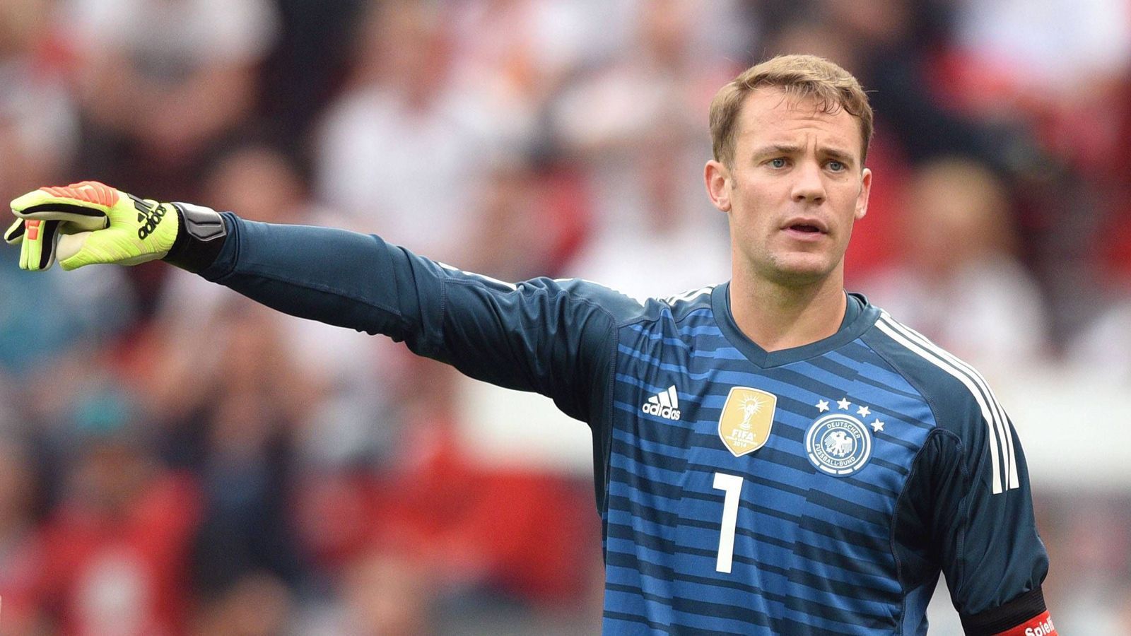 
                <strong>Gewinner: Manuel Neuer</strong><br>
                Die Wochen der Ungewissheit sind vorbei. Es herrscht Klarheit: Manuel Neuer ist fit und fährt als Nummer 1 nach Russland. Löw lässt nie ein Zweifel daran, wer im Tor steht, wenn Neuer fit ist. Der deutsche Kapitän besteht alle Gesundheitstests und sammelt in den Länderspielen gegen Österreich und Saudi-Arabien Spielpraxis.
              