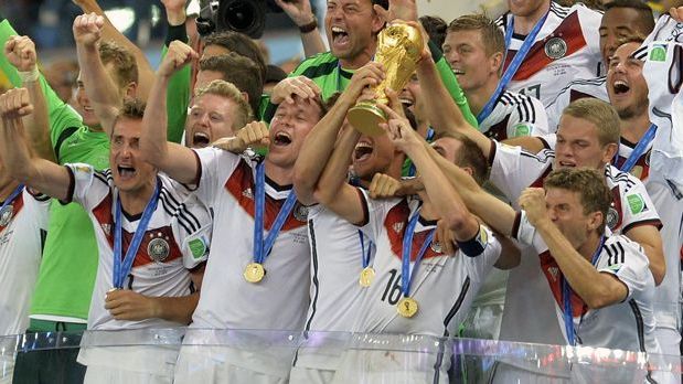 <strong>WM-Finale 2014 gegen Argentinien</strong><br>Den wohl größten Titel seiner Laufbahn erreichte Kroos im Sommer 2014. Am 13. Juli gewann er mit der deutschen Nationalmannschaft in Rio de Janeiro den WM-Titel durch einen 1:0-Sieg im Endspiel gegen Lionel Messis Argentinier. Den goldenen Treffer in der Verlängerung erzielte Mario Götze. Kroos stand im Maracana-Stadion über die gesamten 120 Minuten auf dem Feld.
