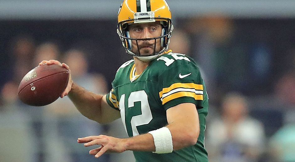 
                <strong>Gewinner: Aaron Rodgers</strong><br>
                Aaron Rodgers ist Mister Crunchtime! Das ist wahrlich nicht neu. Aber am Sonntag stellte der Quarterback einmal mehr unter Beweis, dass er ein wahrer Meister ist, wenn es drauf ankommt. Bei einer Minute und 13 Sekunden auf der Uhr lagen die Green Bay Packers mit drei Punkten gegen die Dallas Cowboys zurück. Rodgers führte sein Team 75 Yards über das Feld und fand Davante Adams in der Endzone. Schöner kann ein Sieg kaum sein.
              