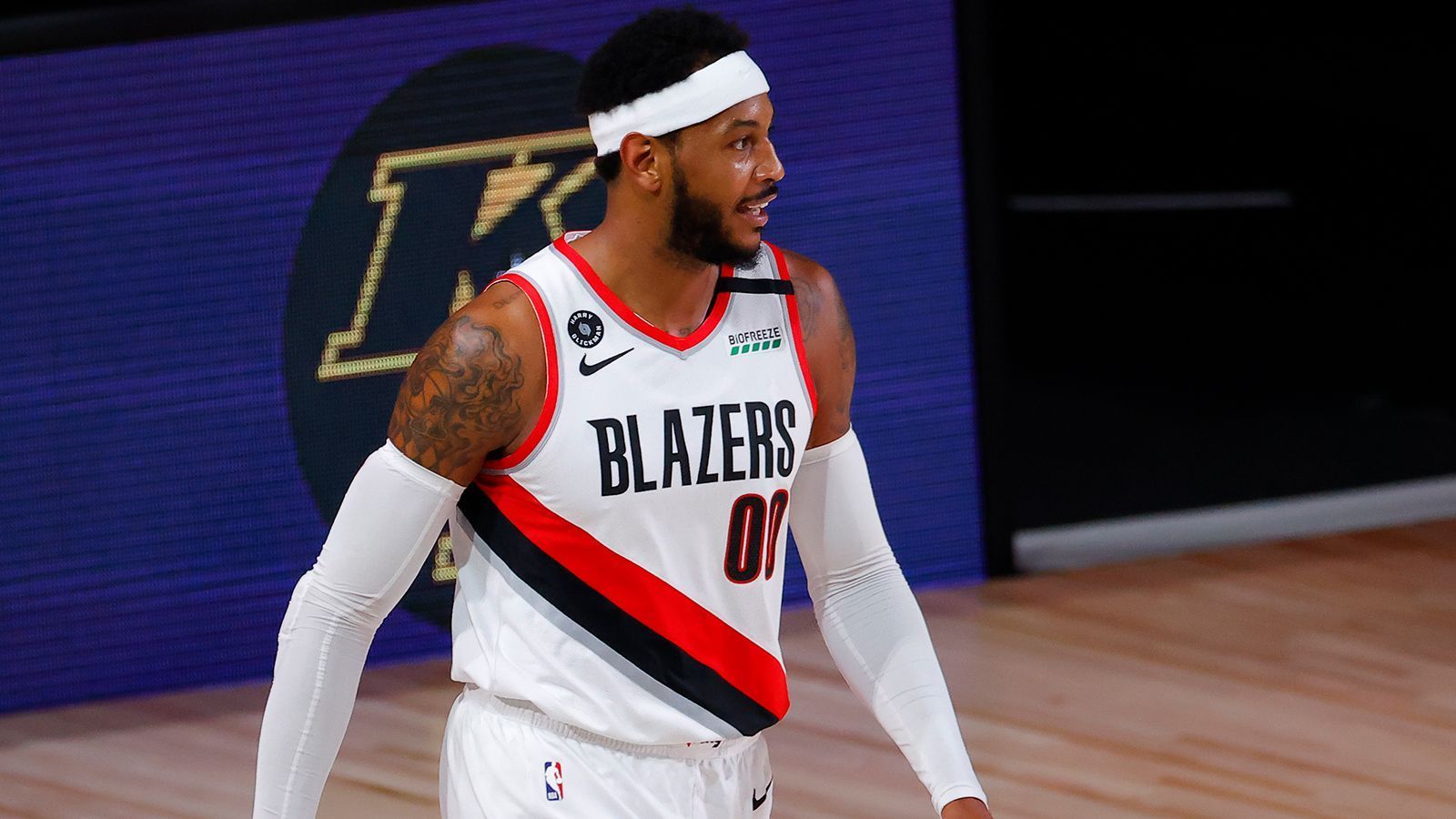 
                <strong>Carmelo Anthony (Portland Trail Blazers)</strong><br>
                Eigentlich war er schon weg, doch bei den Blazers wuchs "Melo" wieder über sich hinaus. Nach nur zehn Einsätzen in der Saison zuvor für die Houston Rockets, kam er nun wieder auf über 30 Minuten im Schnitt. 15,4 Punkte legte der 36-Jährige im Schnitt für die Blazers auf. Einige Teams dürften ob der starken Leistungen noch einmal zum Nachdenken angeregt worden sein. Als Unrestricted Free Agent hat Anthony freie Auswahl, vieles spricht aber für einen Verbleib in Portland.
              