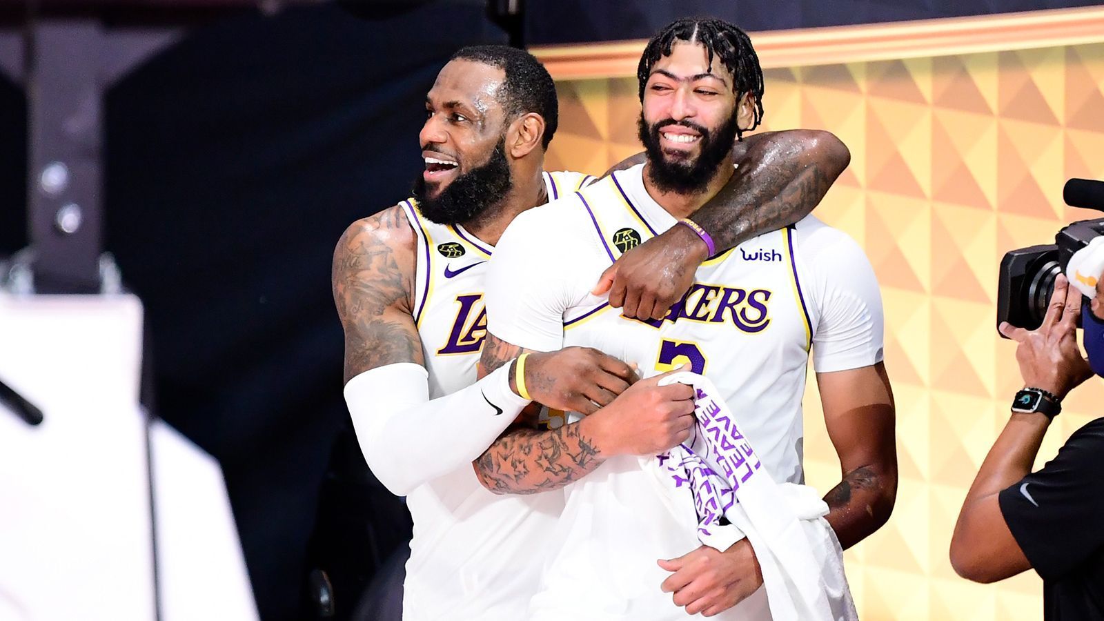 
                <strong>Platz 1 - Los Angeles Lakers</strong><br>
                Die Lakers gehen die Back-to-back-Championship an - und wie! Nicht nur, dass LeBron seinen Vertrag verlängert hat. Auch Anthony Davis unterschrieb ein neues Papier. Dazu holte sich der Meister mit Dennis Schröder einen neuen Aufbauspieler, der die beiden in Szene setzen kann. Dazu kommt mit Harrell von den Clippers ein perfekter Backup für LeBron. Youngster Talen Horton-Tucker zeigte in der Preseason einige beeindruckende Skills und könnte zum wichtigen Rotationsspieler werden. Mit Marc Gasol stößt auch nochmal eine starke Alternative am eigenen und gegnerischen Brett dazu. Alles in allem sind die Lakers nominell kaum zu schlagen. Der Champion der letzten Saison ist der klare Favorit in der neuen Spielzeit.
              