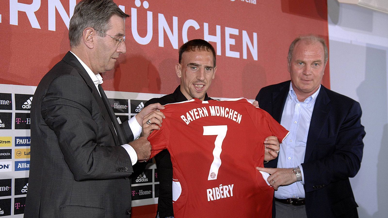
                <strong>Verpflichtung von Franck Ribery 2007 </strong><br>
                Als Manager holt Uli Hoeneß namhafte nationale und internationale Spieler zum FC Bayern. Im Sommer 2007 lotst er Franck Ribery (M.) nach München. Der Franzose entwickelt im Laufe der Jahre ein sehr enges Verhältnis zu Hoeneß.
              
