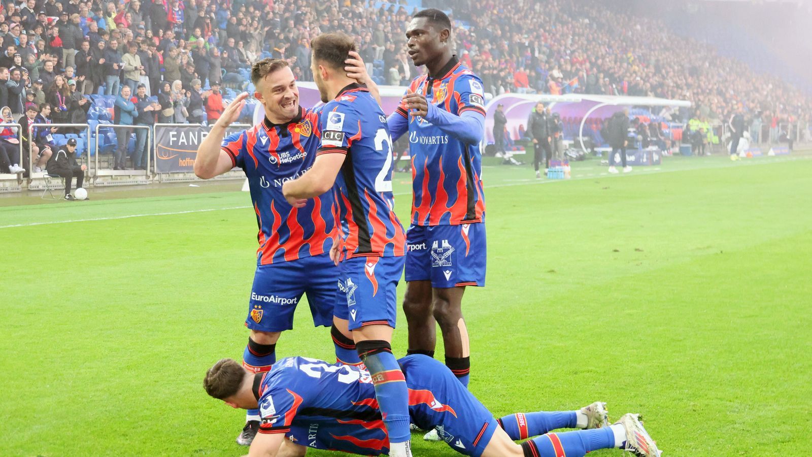 <strong>Schweiz: FC Basel</strong><br>Der FC Basel ist zurück an der Spitze des Schweizer Fußballs. Die Mannschaft rund um Ex-Bayern-Star Xherdan Shaqiri konnte schon drei Spiele vor dem Saisonende über den 21. Meistertitel der Vereinsgeschichte jubeln. Ausschlaggebend dafür war der Patzer von Verfolger Servette Genf, der nur zu einem torlosen Remis gegen die Young Boys Bern kam. Für Basel ist es der erste Meistertitel seit dem Jahr 2017.