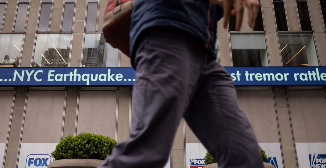 New York: Ein Nachrichtenticker vor dem News Corp. Hauptquartier zeigt die Nachricht über ein Erdbeben der Stärke 4,8 in New York an.