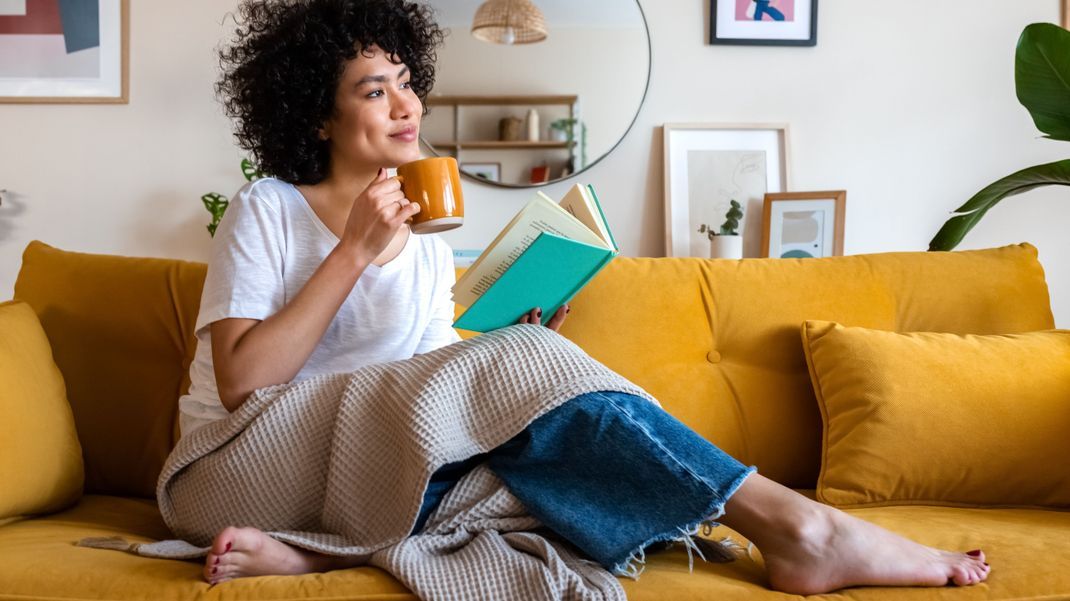 Insbesondere im Stress des Alltags neigen viele dazu, ihre Bedürfnisse nicht ausreichend wahrzunehmen. &nbsp;Die Auszeit auf dem Sofa kann da schon helfen.