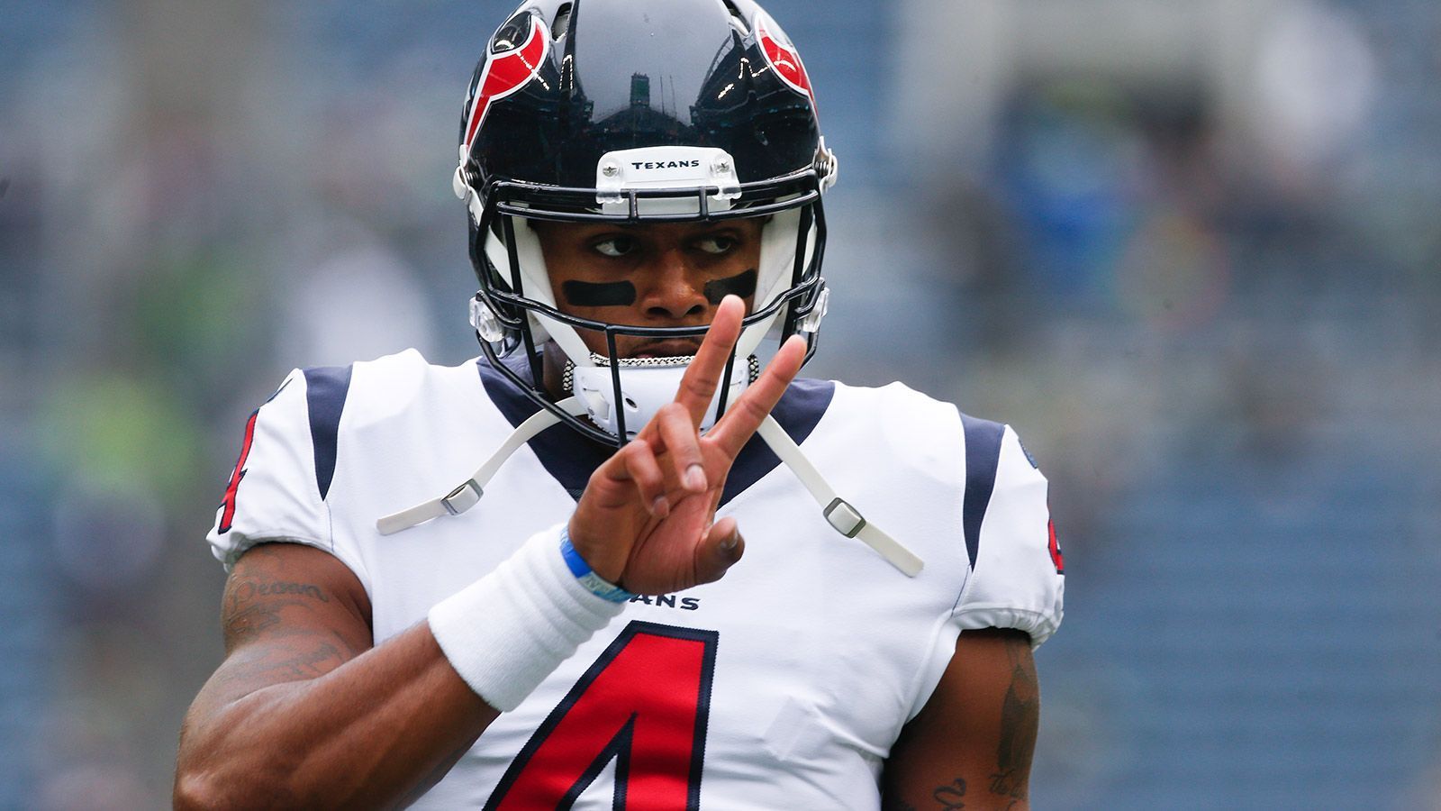 
                <strong>Deshaun Watson (Houston Texans)</strong><br>
                Deshaun Watson verblüffte in seiner Rookie-Saison alle. 19 Touchdown-Pässe, zwei selbst erlaufene Touchdowns und 1.699 Passing-Yards in sieben Spielen bis zu seinem Kreuzbandriss. Die Verletzung hat zwar Spuren hinterlassen. Trotzdem ist Watson wieder auf einem guten Weg. Mit 17 Touchdown-Pässen ist er auf einem Level mit Aaron Rodgers, Tom Brady oder Kirk Cousins. Seine 268 Rushing-Yards werden nur von Cam Newton und Mitch Trubisky getoppt.
              