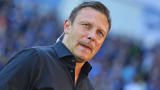 
                <strong>Andre Breitenreiter, SC Paderborn</strong><br>
                Andre Breitenreiter (SC Paderborn): Die Paderborner Fans gehen davon aus, dass sie mit Breitenreiter in die Saison 2015/16 gehen. Doch dann kommt Schalke 04 und kauft ihn als C-Lösung angeblich für eine festgeschriebene Ablöse von 500.000 Euro aus seinem laufenden Vertrag heraus.
              