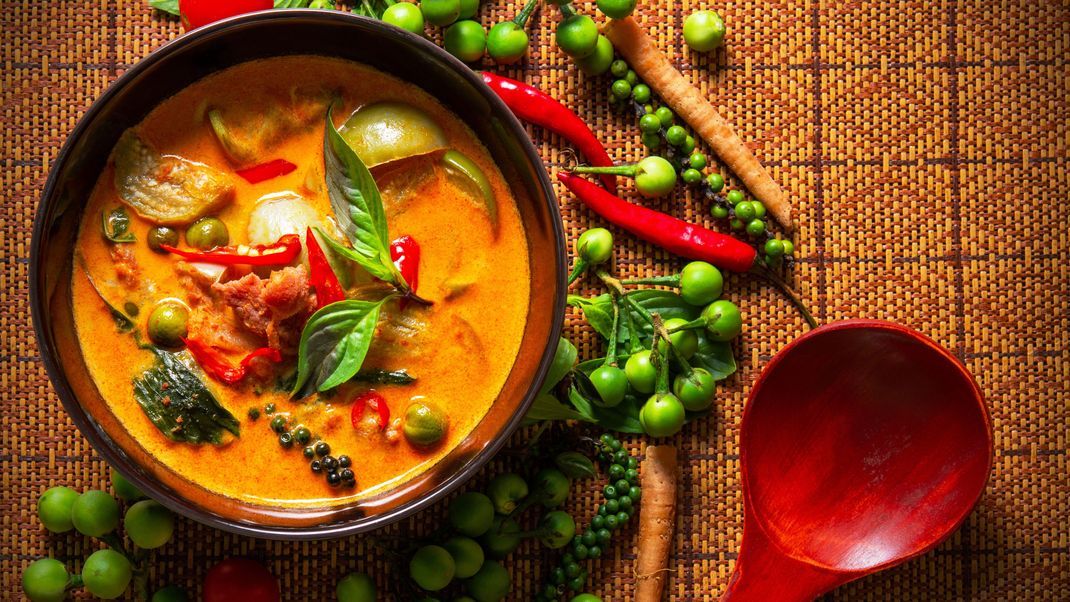 Farbenfrohes Gemüse-Curry in Kokosmilch: Das Aroma bringt die Currypaste.