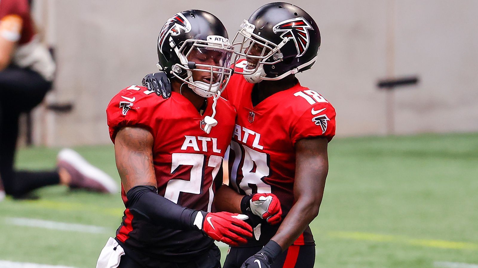 
                <strong>Verlierer: Todd Gurley</strong><br>
                Es war die kurioseste Szene des Wochenendes: Die Atlanta Falcons standen mit einer verbleibenden Minute kurz vor der Lions-Endzone und hatten den Sieg eigentlich schon sicher. Detroit hatte keine Timeouts mehr, die Falcons hätten nur die Uhr runterlaufen lassen müssen und per Field Goal das Spiel entscheiden können. Doch statt absichtlich vor der Endzone zu stoppen, lief Todd Gurley zum Touchdown und bescherte den Lions mit einer Minute auf der Uhr eine Chance, das Spiel per Touchdown zu drehen. Es kam, wie es kommen musste: Mit ablaufender Uhr fand Matthew Stafford T.J. Hockensen in der Endzone und fügte den Falcons eine weitere haarsträubende Niederlage zu. 
              