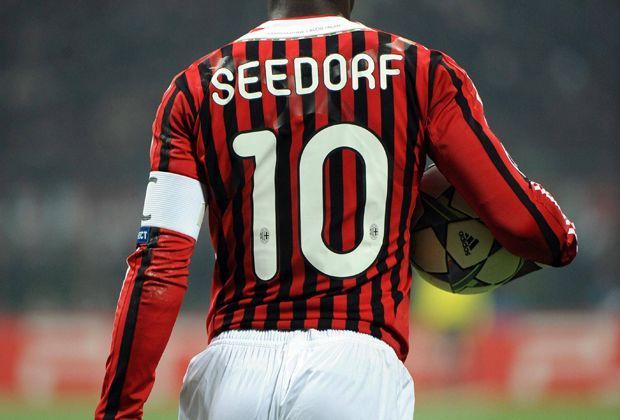 
                <strong>Clarence Seedorf</strong><br>
                Der Niederländer ist der einzige Spieler, der die Champions League mit drei unterschiedlichen Klubs (Ajax Amsterdam, Real Madrid, AC Mailand) vier Mal gewinnen konnte. Ist 2007 von der UEFA zum besten Mittelfeldspieler ernannt worden.
              