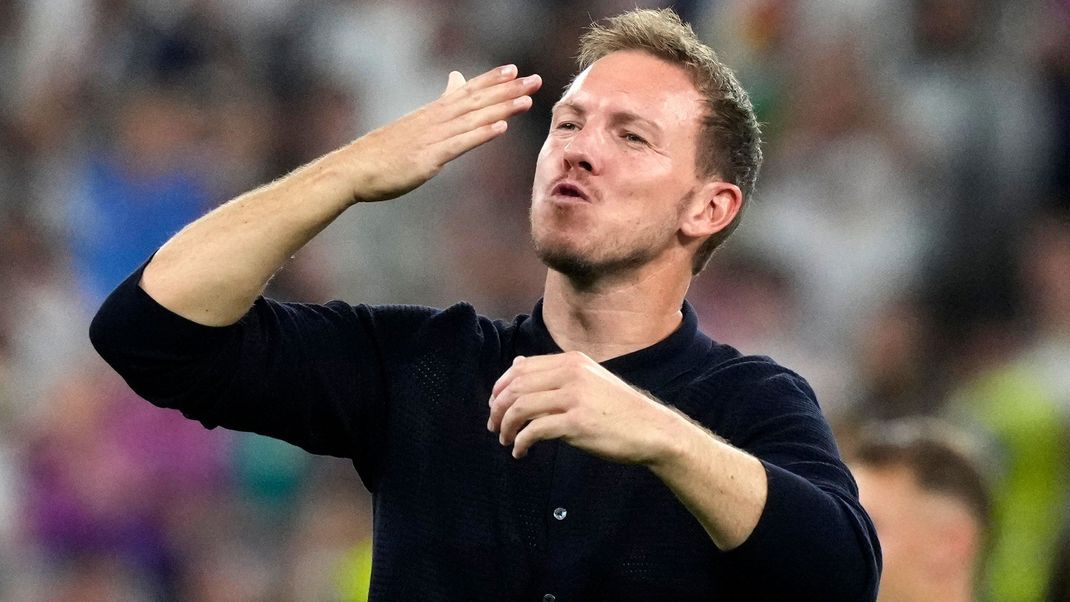 Julian Nagelsmann winkt Fans nach dem Achtelfinale gegen Dänemark.