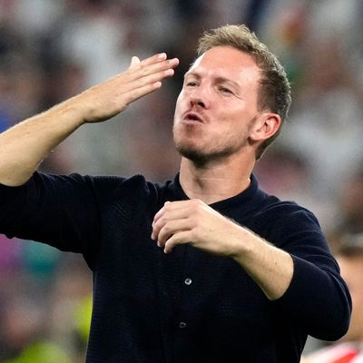 Julian Nagelsmann winkt Fans nach dem Achtelfinale gegen Dänemark.