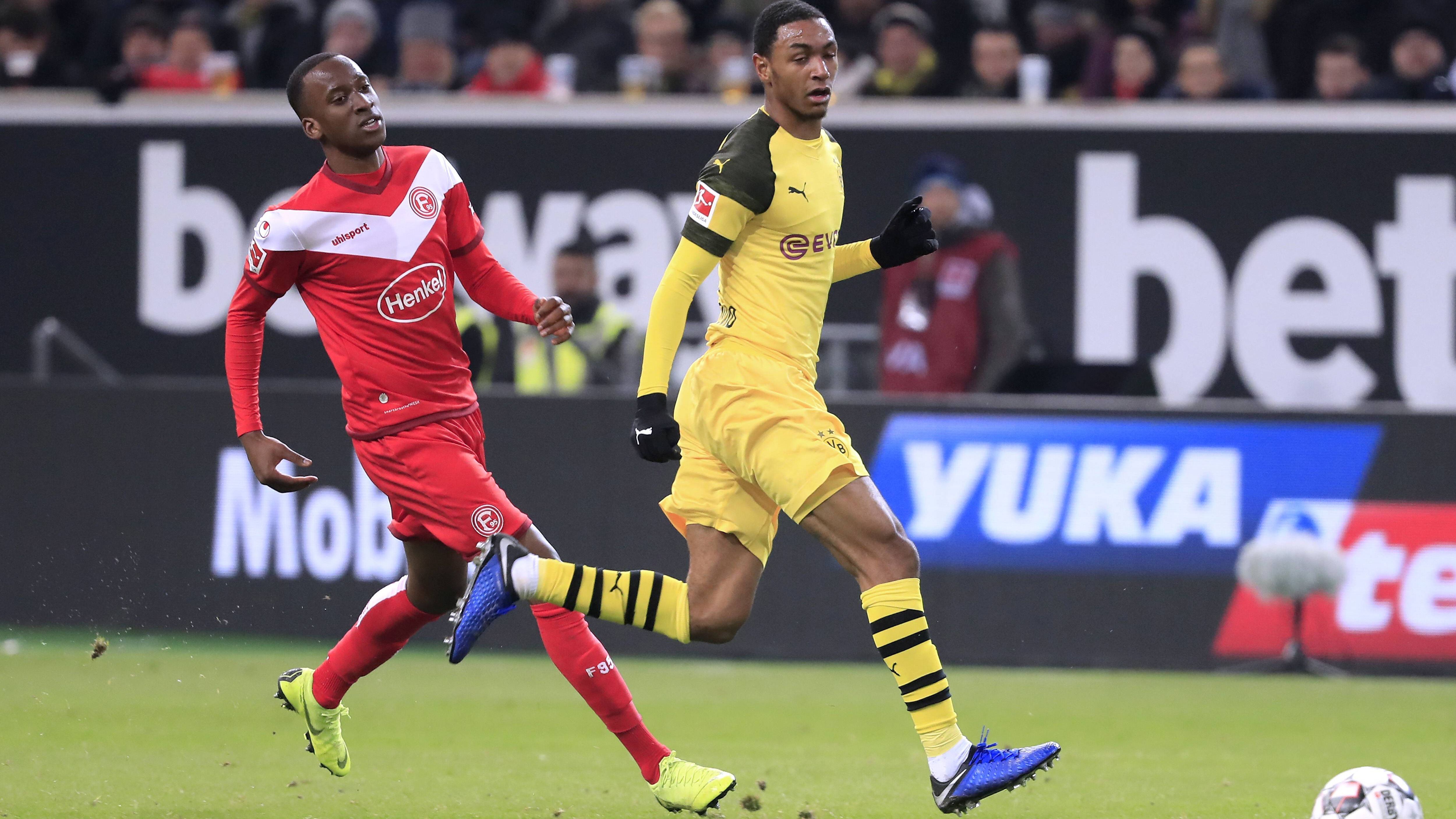 
                <strong>BVB vs. Fortuna Düsseldorf </strong><br>
                Wird der aufstrebende Aufsteiger aus Düsseldorf das Haar in der Meistersuppe des BVB? Im Hinspiel kassierten die Dortmunder bei Fortuna Düsseldorf ihre erste Saison-Niederlage (1:2). Am 33. Spieltag kommt es im Signal Iduna Park zum Rückspiel, wo der BVB ein ähnliches Resultat um jeden Preis vermeiden möchte.  
              