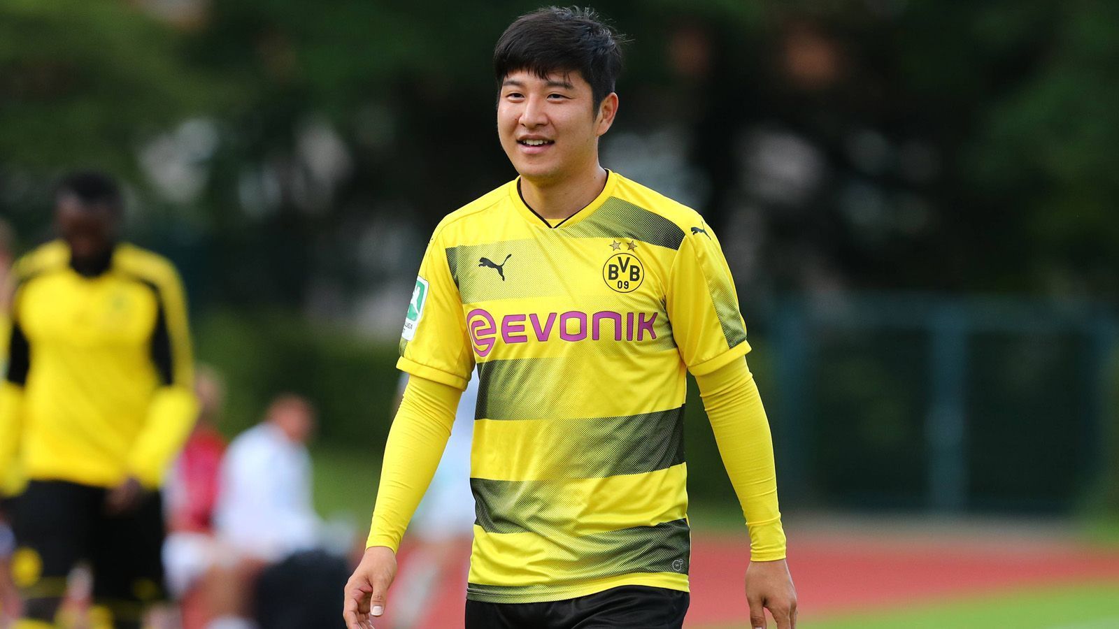 
                <strong>Abwehr: Park Joo-ho</strong><br>
                Nachdem der Linksverteidiger beim 1. FSV Mainz 05 groß aufgespielt hatte, wechselte er im Jahre 2015 für eine Ablöse von drei Millionen Euro zu Borussia Dortmund. Dort allerdings waren die Stärken des Südkoreaners wie weggeblasen. In zwei Spielzeiten hatte er insgesamt nur sieben Bundesligaeinsätze. 2018 kehrte er in sein Heimatland zurück.
              