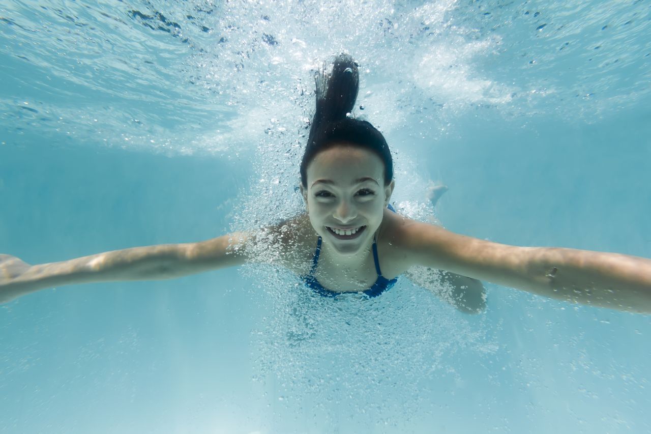 Der Tauchreflex ermöglicht, für längere Zeit unter Wasser zu bleiben.
Wenn zum Beispiel dein Gesicht mit kaltem Wasser in Berührung kommt, wird der Tauchreflex ausgelöst. Dein Sauerstoffausstoß wird minimiert und deine Herzfrequenz verlangsamt sich um circa zehn bis 25 Prozent.
