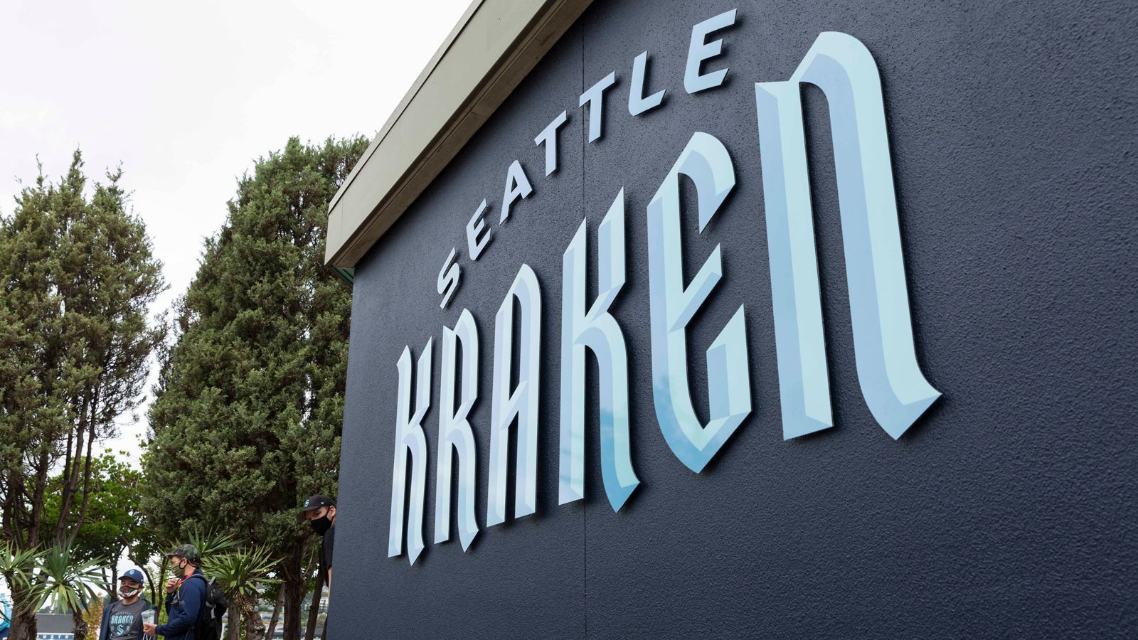 <strong>Seattle Kraken</strong><br>
                Die Seattle Kraken nehmen erst seit 2021 am Spielbetrieb der NHL teil und sind somit das jüngste Team der Liga. General Manager Ron Francis erklärte die Namenswahl folgendermaßen: "Seattle ist eine Stadt mit einer tiefen maritimen Geschichte. Ich denke, dieser Name verkörpert eine Verbindung mit dem Meer und eine Neugier auf das, was darunter liegt. Er ist eine natürliche Verbindung zu Seattle und dem Nordwesten am Pazifik."
