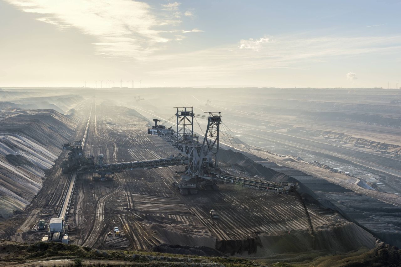 Werden Wälder von Sedimenten begraben, verwandeln sie sich in Kohle. Bei leichtem Gesteinsdruck entsteht die lockere Braunkohle wie die im Tagebau Garzweiler.