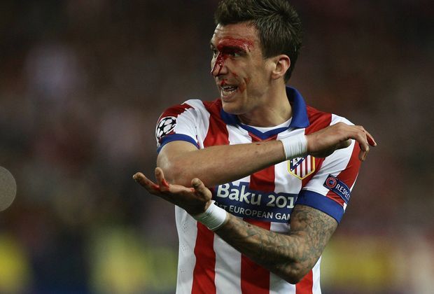 
                <strong>Mario Manduzukic vs Sergio Ramos</strong><br>
                "Guckst Du Schiri. Ellbogen. Damit hat er mich getroffen!" Aber so sehr Mandzukic auch hadert und sich beschwert, alles was Mažić unternimmt, ist, den Kroaten zur Behandlung an die Außenlinie zu schicken.
              