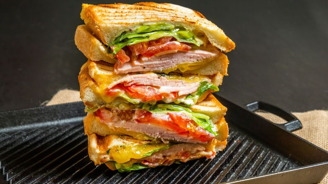 Auch ohne Kater ein Genuss: ein Omelett-Sandwich mit Tomate und Chorizo.