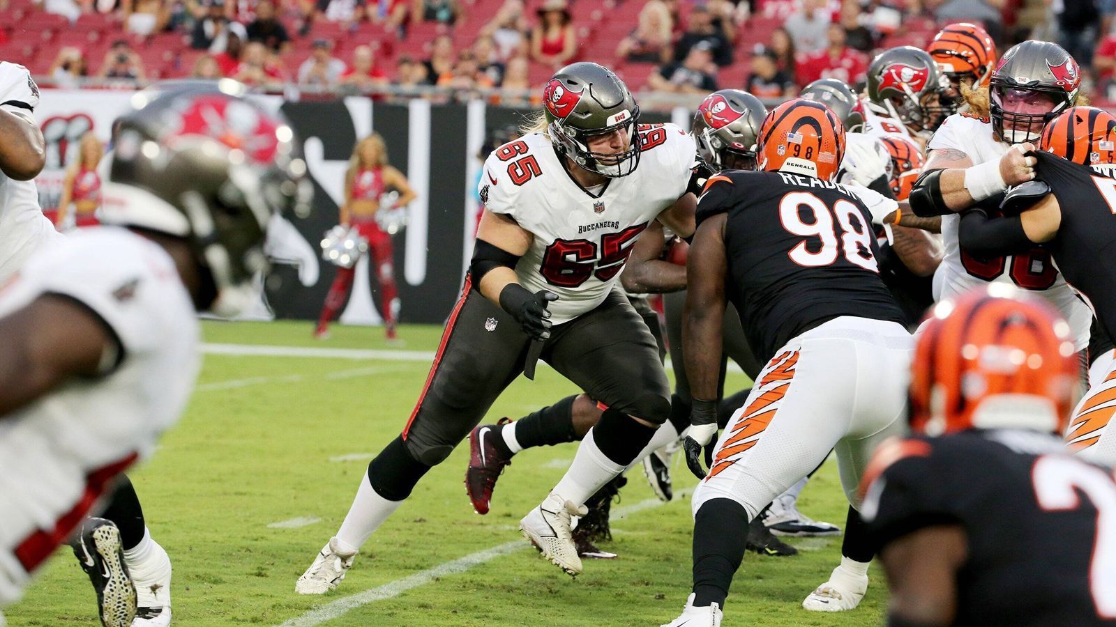 
                <strong>Week 15: Alex Cappa - Cincinnati Bengals at Tampa Bay Buccaneers</strong><br>
                Der Super-Bowl-Champion von 2020 ist nur einer von drei neuen Spielern in der Bengals O-Line. Statt Tom Brady beschützt er nun Joe Burrow. Im Überkreuz-Duell zwischen AFC North und NFC South reist Cincinnati in der Saison 2022 nach Tampa Bay. 
              