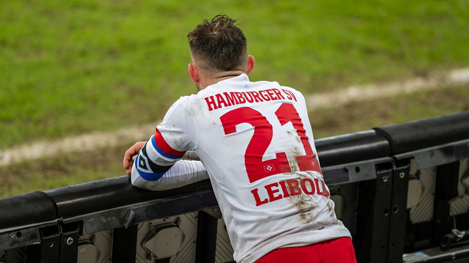 
                <strong>Platz 4: Hamburger SV (42 Punkte)</strong><br>
                Das Restprogramm sieht noch Begegnungen bei Spitzenreiter Bochum (25. Spieltag) und Karlsruhe (30. Spieltag) vor. Der Rest scheint auf dem Papier machbar, allerdings dürfen die Nerven den Hamburgern keinen Streich spielen. Gerade die Partie in Bochum am nächsten Spieltag könnte endgültig entscheidenden Charakter haben, insbesondere hinsichtlich eines direkten Aufstiegs. Aufstiegswahrscheinlichkeit: 30 Prozent
              