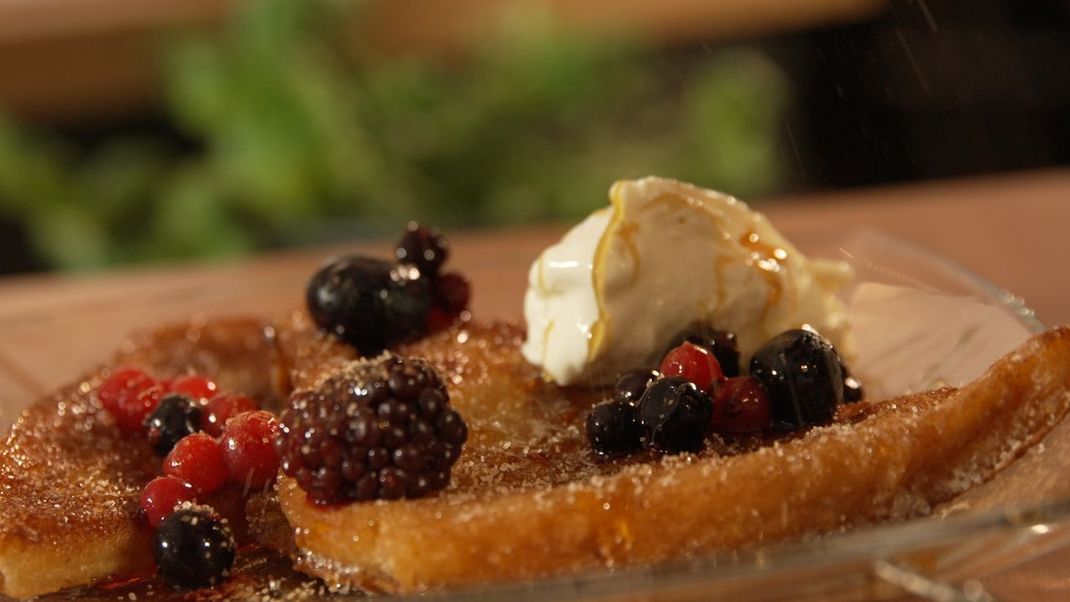 Egal ob man es nun French Toast und arme Ritter nennt, die Basis ist bei beiden Gerichten altes Brot. "Arme Ritter" wurden sogar schon im Wörterbuch der Gebrüder Grimm erwähnt. Damals besonders wichtig: Das Brot sollte richtig im Fett schwimmen. Denn die armen Ritter konnten sich nach einem Kampf kein Fleisch zur Stärkung leisten. Um wieder Kraft zu tanken, aßen sie stattdessen das fettige Brot.