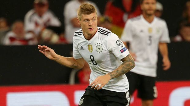 
                <strong>Toni Kroos</strong><br>
                Real-Star Toni Kroos ordnete das Spiel der deutschen Elf gewohnt passsicher und hatte auch selbst gute Torgelegenheiten. In der elften Minute schoss er knapp drüber, kurz vor der Pause scheiterte der amtierende Champions-League-Sieger an Keeper Jarstein. Gleich nach der Pause hatte er die nächste Topchance auf dem Fuß, wieder warf sich ein Norweger in den Abschluss. ran-Note: 2
              