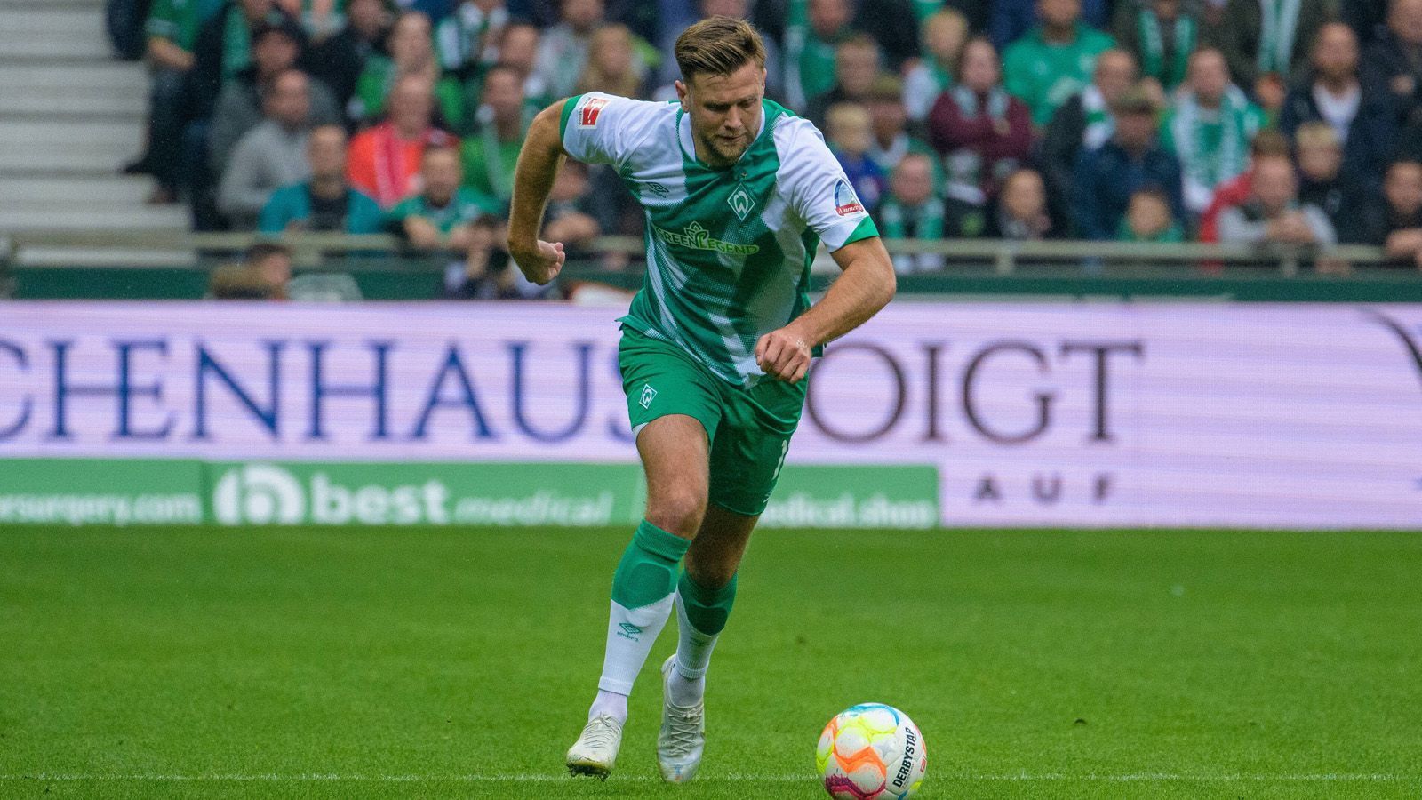 
                <strong>Niclas Füllkrug (Werder Bremen)</strong><br>
                Füllkrug hat noch nie ein internationales Spiel im Herren-Fußball absolviert, reist aber als zweitbester Torjäger der Bundesliga trotzdem zur Weltmeisterschaft. Er ist ein echter Vollblut-Stürmer und erzielte bislang zehn Tore. Aufgrund einer Rückenprellung verpasste er das Spiel gegen Bayern München, war am vergangenen Spieltag gegen RB Leipzig allerdings wieder sehr aktiv, jedoch ohne selber zu treffen.
              