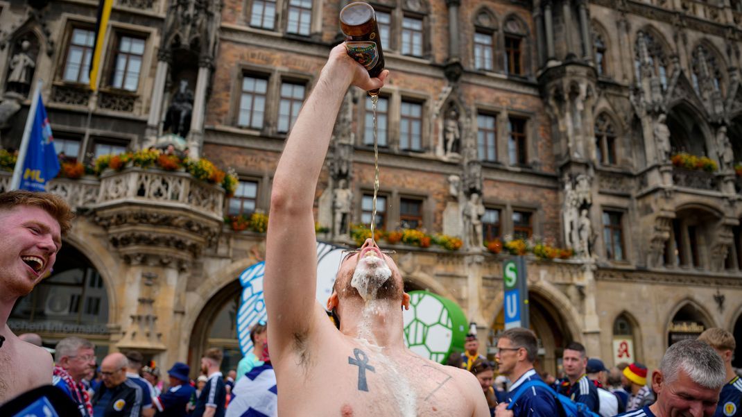 Der Andrang der schottischen Fans auf dem Marienplatz vor dem Eröffnungsspiel in München ist enorm.