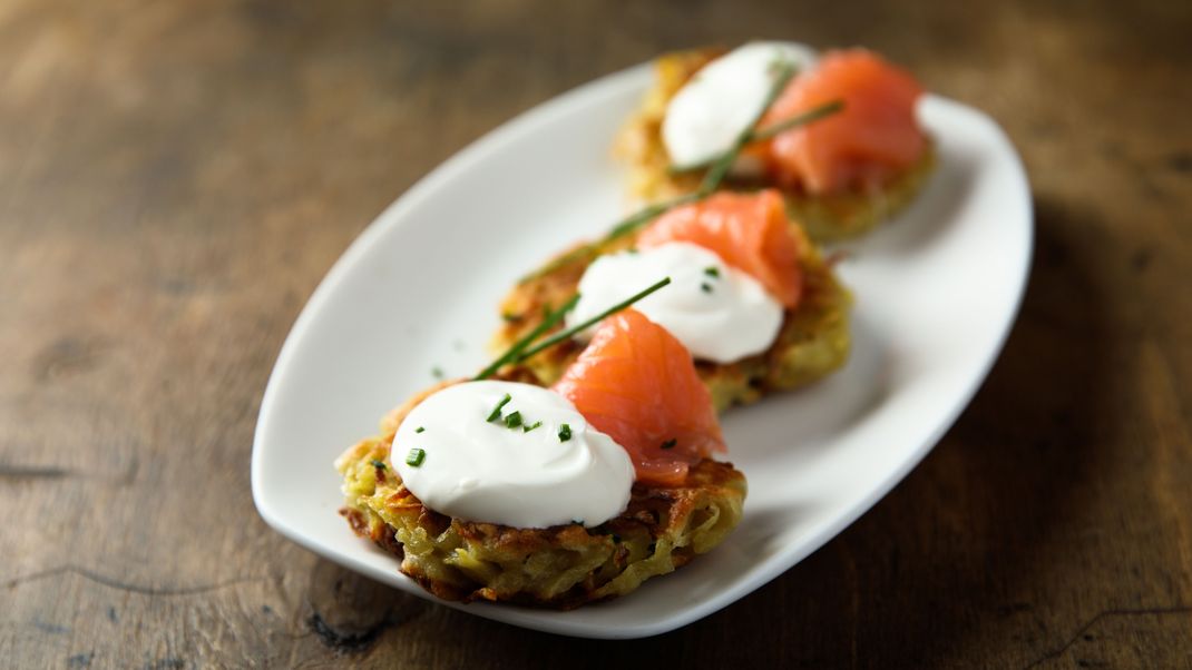 Koss, leicht und köstlich! Diese Mini-Rösti mit Lachs solltest du unbedingt probieren - du wirst sie garantiert lieben.