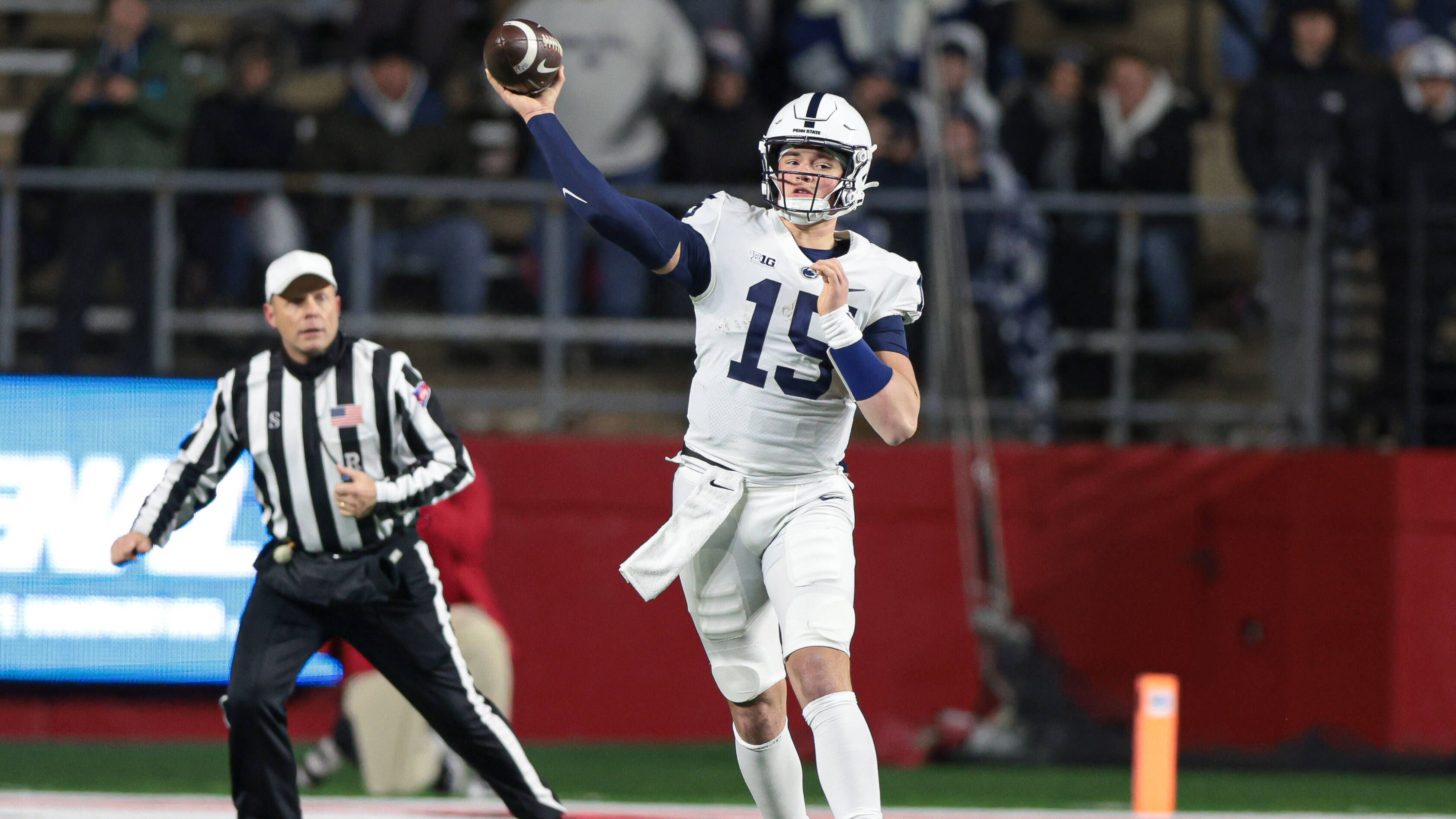 <strong>7. Penn State Nittany Lions: Drew Allar</strong><br>Als Freshman hat Allar 2022 nur wenig Spielzeit bekommen, doch in dieser Saison ist er einer der größten Breakout-Kandidaten im College Football. Der 19-Jährige gehörte vor zwei Jahren zu den talentiertesten High-School-Football-Spielern und ist Penn States große Hoffnung für die kommende Saison. Falls er die Erwartungen erfüllen kann, werden die Nittany Lions ganz oben mitspielen können.