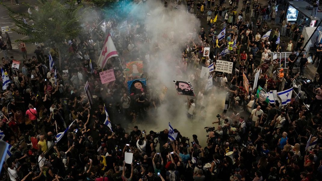 Menschen in Israel fordern ein Ende des Gaza-Kriegs.
