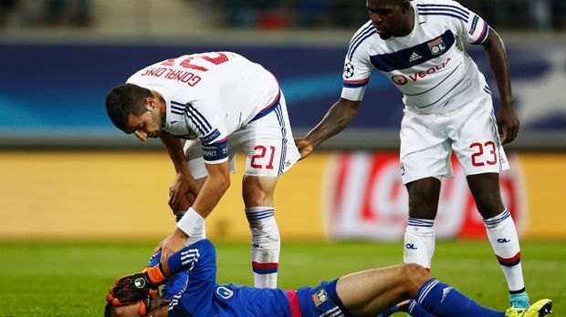 
                <strong>Platz 2: Olympique Lyon (13 Punkte).</strong><br>
                Platz 2: Olympique Lyon (13 Punkte). Die Franzosen sind mit 13 gelben Karten das fairste Team der Ligue 1. Innenverteidiger Samuel Umtiti ist mit fünf gelben Karten noch der größte Übeltäter des Teams.
              