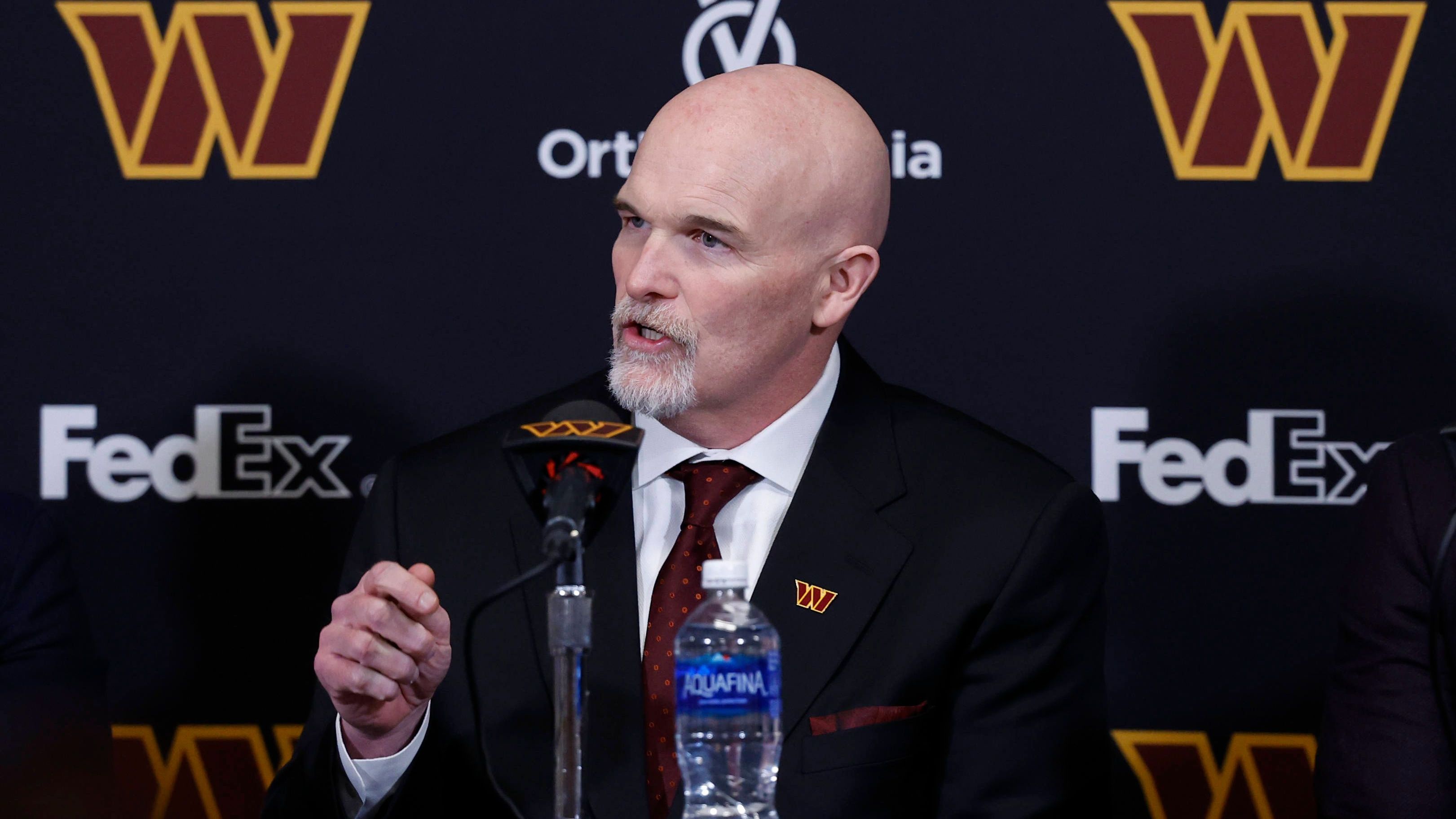 <strong>26. Platz (geteilt): Dan Quinn</strong><br>• Team: Washington Commanders<br>• Im Amt seit: 2024<br>• Regular-Season-Bilanz: -<br>• Vorherige Stationen: Cowboys-DC (2021-2023)