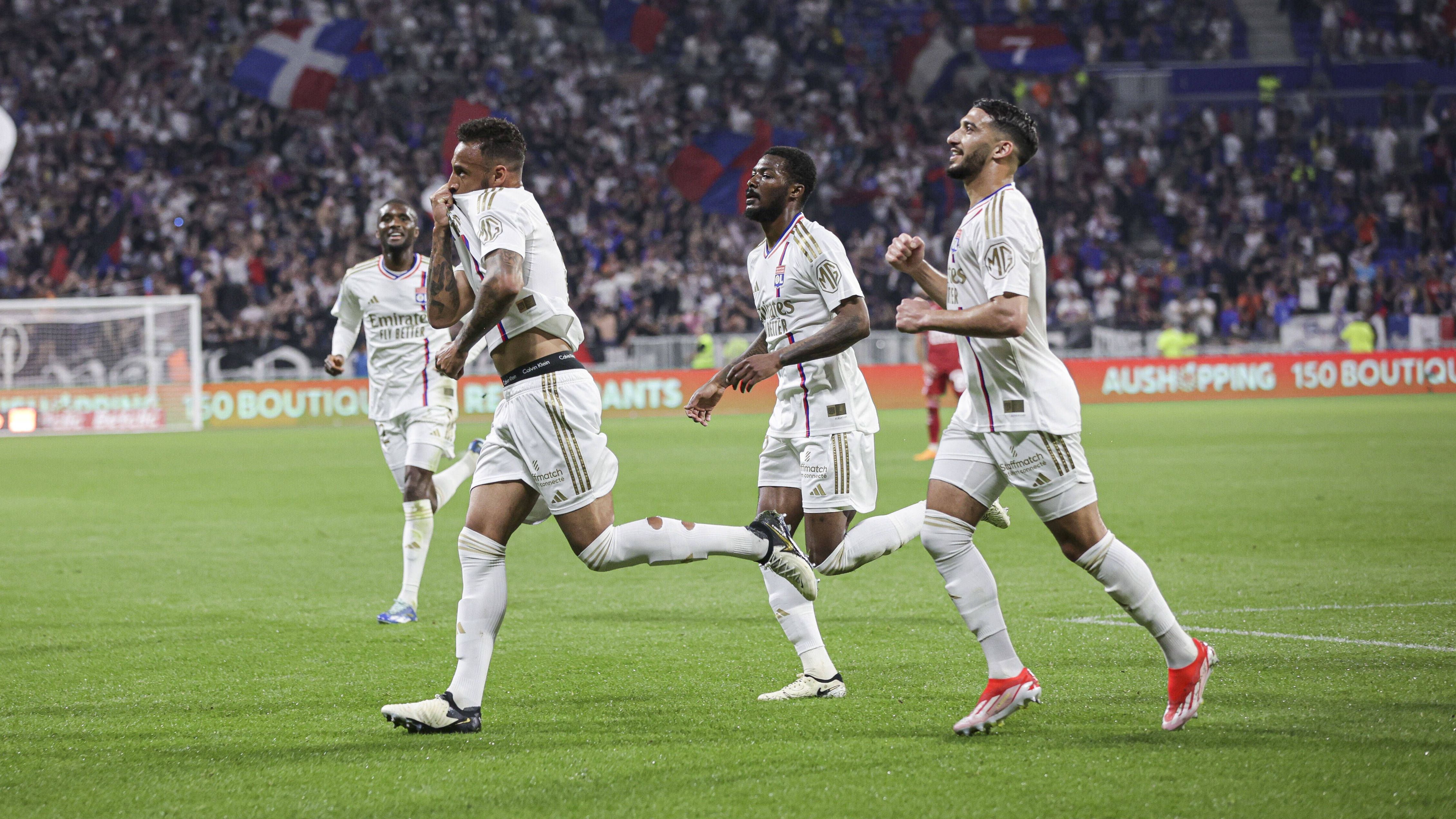 <strong>Siegtreffer in der 106. Minute</strong><br>Olympique Lyon hofft weiter auf den Europapokal. Gegen den Überraschungs-Zweiten der Ligue 1, Stade Brest, drehte OL einen 1:3-Rückstand und gewann am Ende mit 4:3. Der Siegtreffer fiel dabei in der 16. Minute (!) der Nachspielzeit per Foulelfmeter. Wie konnte das passieren? ...