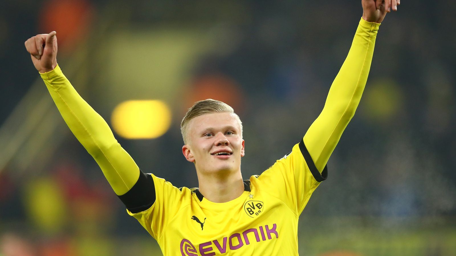 
                <strong>Erling Haaland</strong><br>
                Er kam, sah und traf - selten schlug ein Neuzugang so sehr ein wie Erling Haaland beim BVB. Der wuchtige Norweger kam nach einer sensationellen Hinrunde in Österreich und der Champions League vom FC Salzburg zu den Schwarz-Gelben und bestätigte seine guten Leistungen prompt. In seinem Debüt gegen den FC Augsburg traf Haaland dreimal und dass, obwohl der 19-Jährige erst Mitte der zweiten Halbzeit eingewechselt wurde. In den acht Spielen bis zur Corona-Pause erzielte der Shooting-Star neun Tore, danach flachte seine Kurve etwas ab. In Dortmund wird man hoffen den talentierten Stürmer noch länger halten zu können.
              