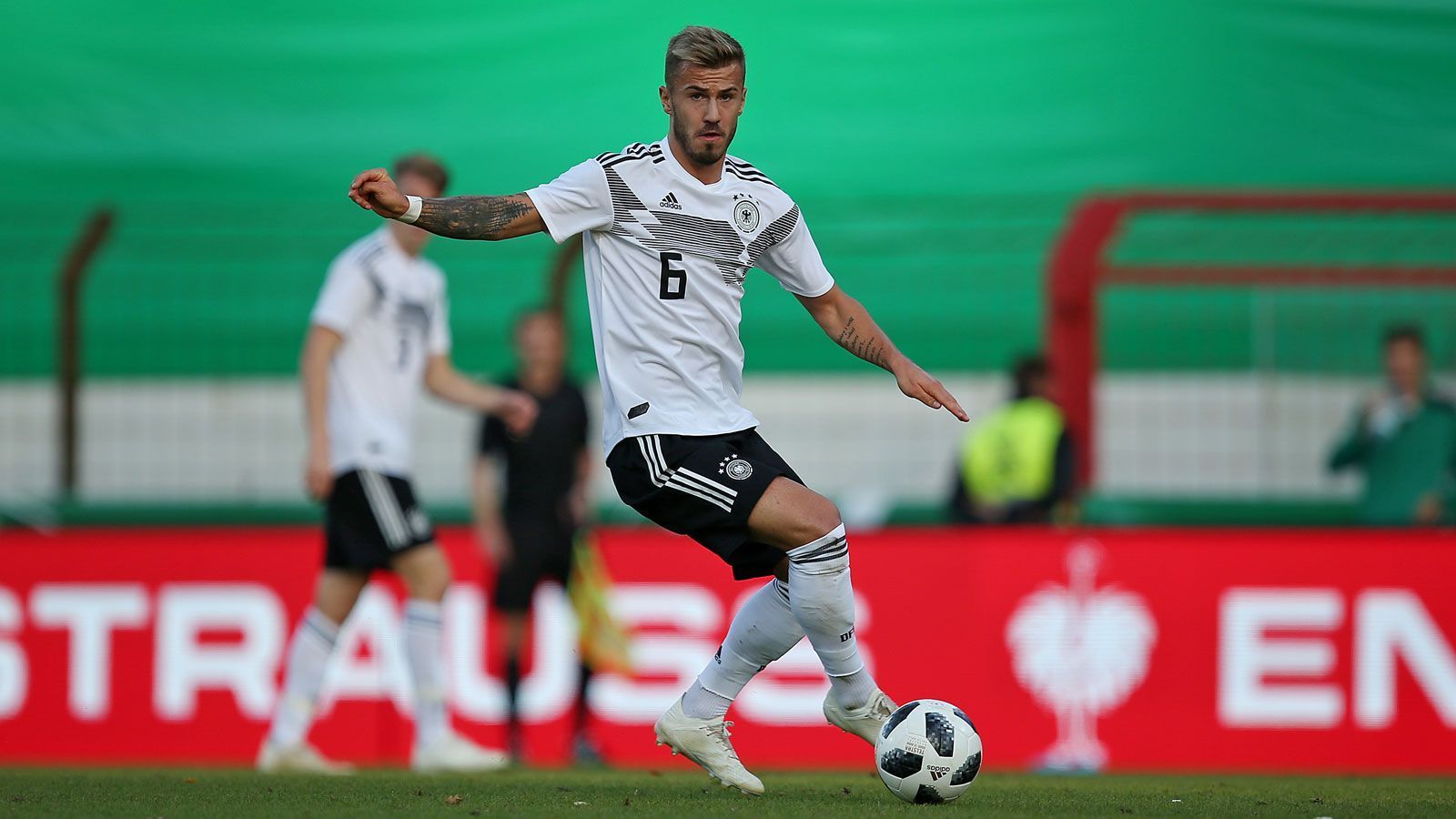 
                <strong>Niklas Dorsch (20) - Mittelfeldspieler - 1. FC Heidenheim </strong><br>
                Einer, der dem defensiven Mittelfeld Stabilität gibt. Vor der Saison wechselte Niklas Dorsch vom FC Bayern München für 400.000 Euro zum 1. FC Heidenheim. Der 20-Jährige kommt in dieser Saison schon auf sieben Einsätze in der 2. Bundesliga. In der Nationalmannschaft hat er noch zu viel Konkurrenz als Sechser, vielleicht ist der Fritz-Walter-Gewinner von 2015 aber in der Zukunft ein würdiger Nachfolger von Kroos, Gündogan und Co.
              