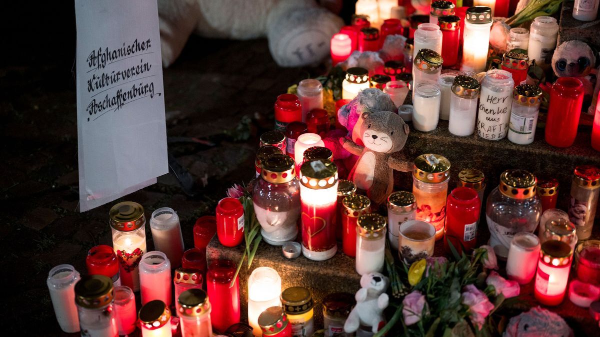 Zahlreiche Kerzen und Blumen erinnern an den tödlichen Messerangriff.