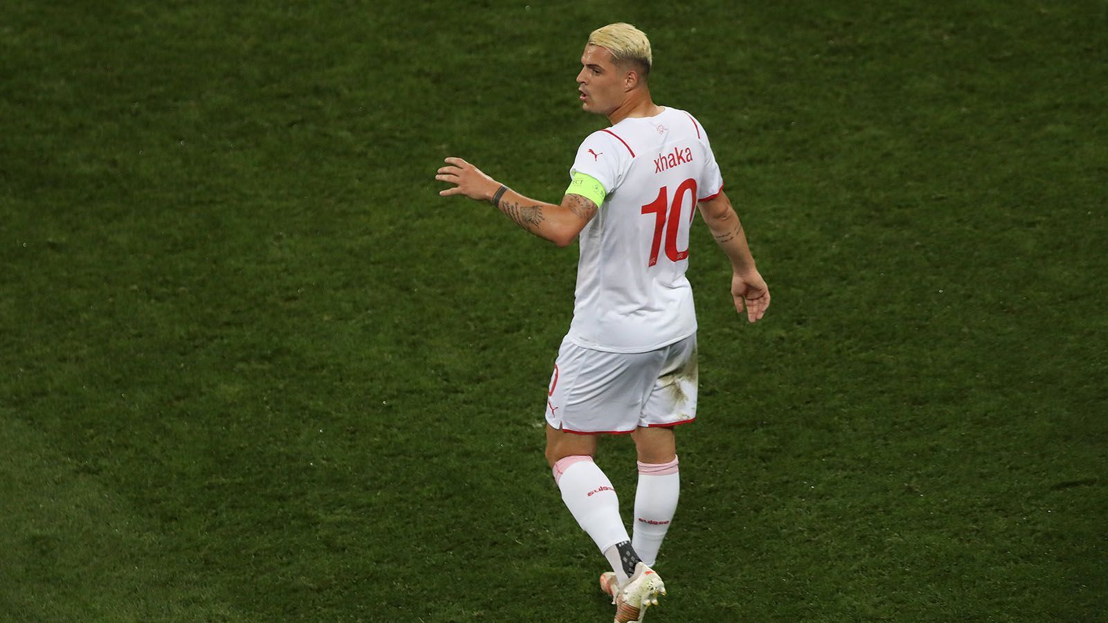 
                <strong>Granit Xhaka gesperrt! Auf diese Schweizer kommt es jetzt an</strong><br>
                Die Schweiz steht erstmals im EM-Viertelfinale (ab 18 Uhr im Liveticker) und trifft dort auf Spanien. Dabei müssen die Eidgenossen allerdings auf Kapitän Granit Xhaka verzichten, der gelbgesperrt ist. ran zeigt, auf welche Schweizer Helden es jetzt ankommt. 
              