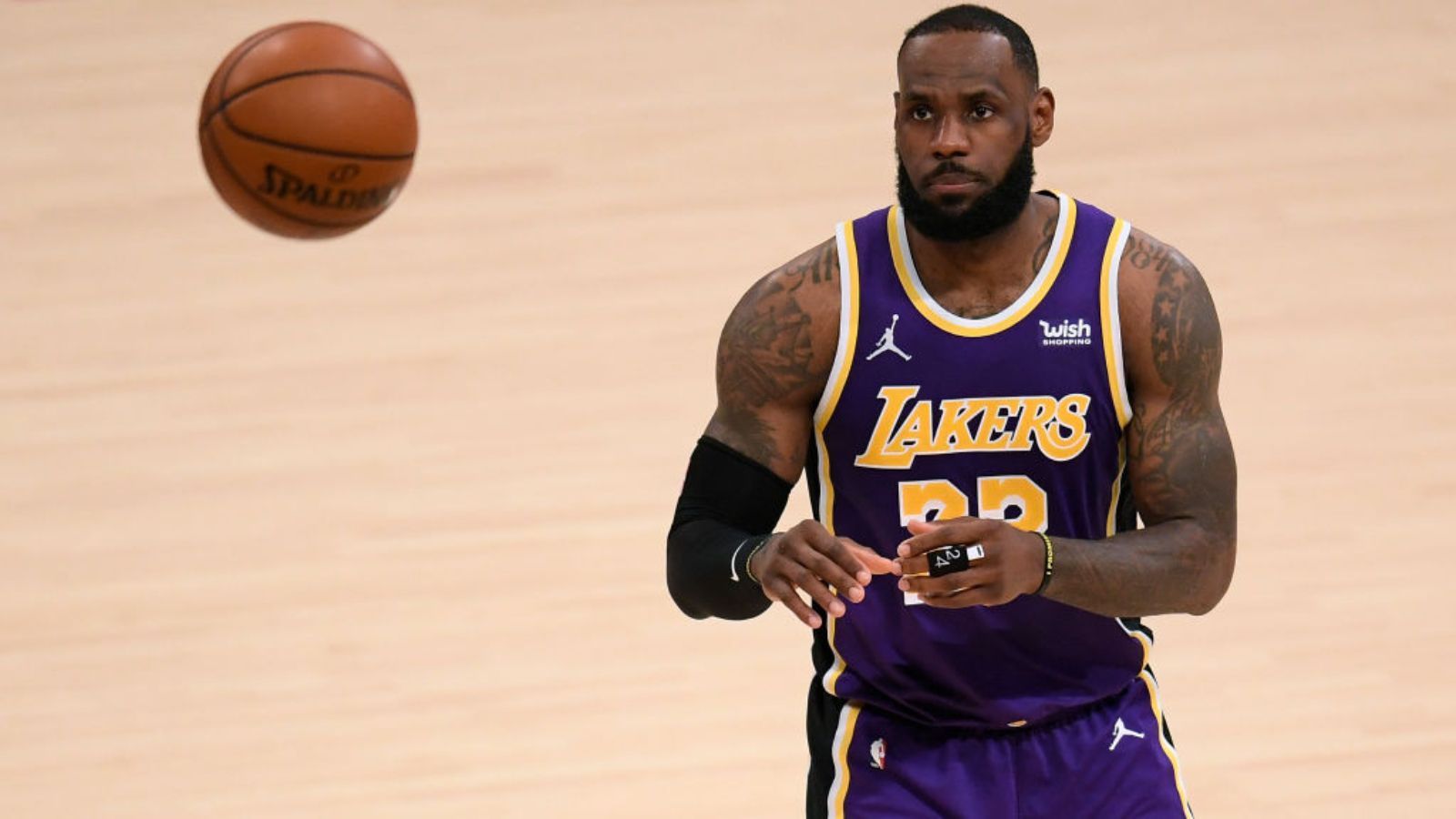 
                <strong>TEAM JAMES: LeBron James (Los Angeles Lakers/Starter)</strong><br>
                 - Punkte: 25,8 - Rebounds: 8,0 - Assists: 7,8 - All-Star-Nominierungen: 17
              
