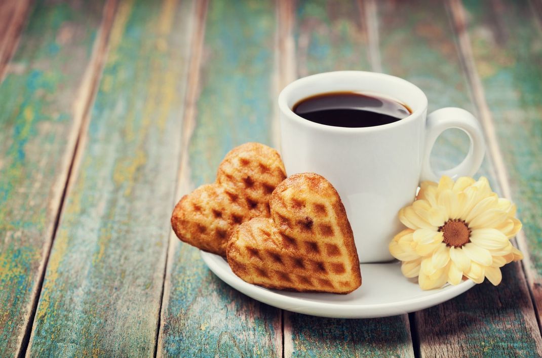 Ein schöner Start in den Valentinstag? Frühstück mit heißem Kaffee und köstlichen Herzwaffeln wird Ihren Schatz sicher verzaubern.