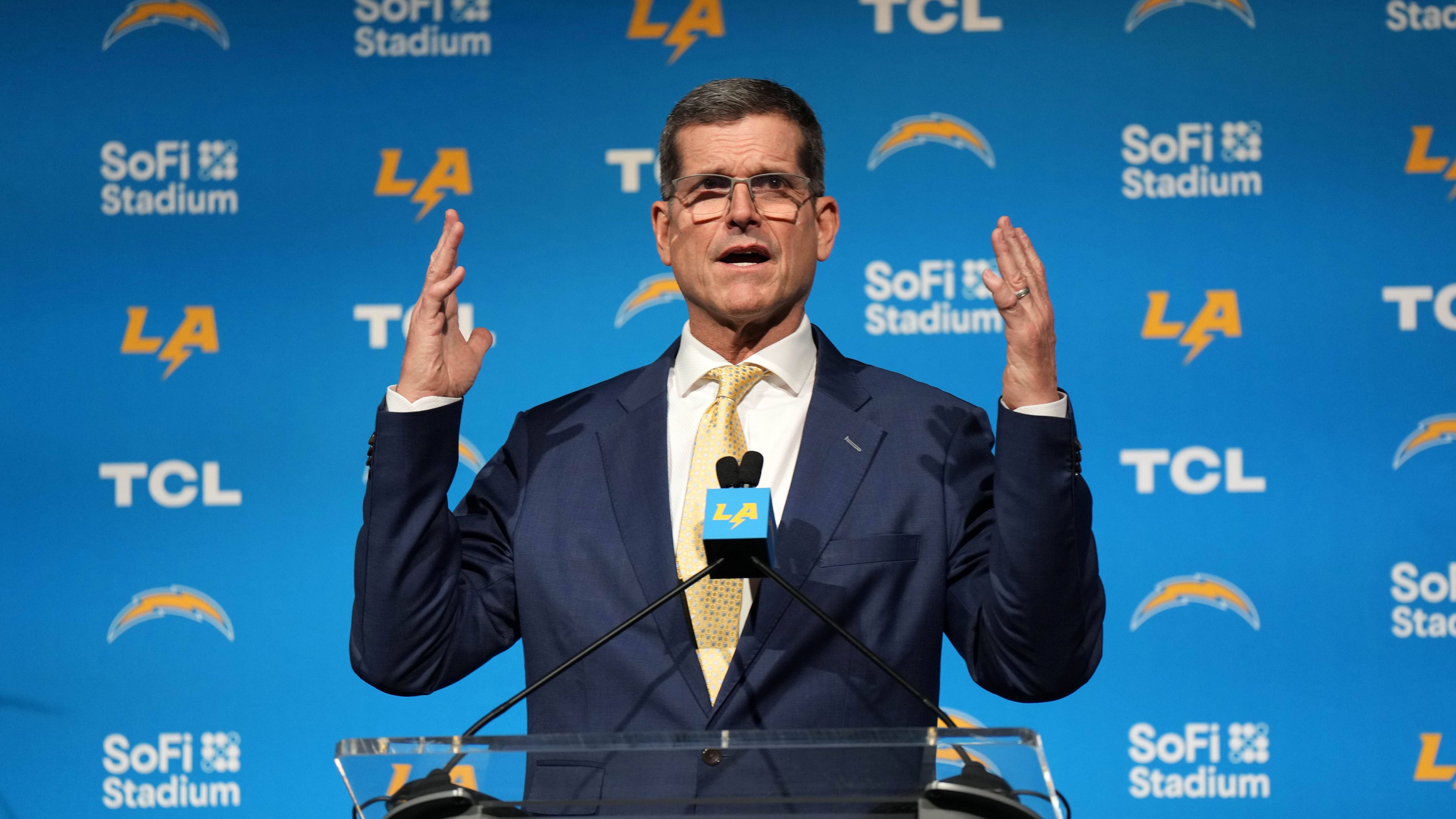 <strong>Platz 26: Los Angeles Chargers um Head Coach Jim Harbaugh</strong><br>Kaum ein Trainerstab verfügt über mehr Football-Erfahrung, als der von und um Head Coach Jim Harbaugh. Nach gut einem Jahrzehnt wagt Harbaugh den Sprung zurück in die NFL. Greg Roman, der bei den Ravens Höhen und Tiefen durchlief, soll die Offensive in Schuss bringen. Kann der Trainerstab in der NFL im Jahre 2024 bestehen?