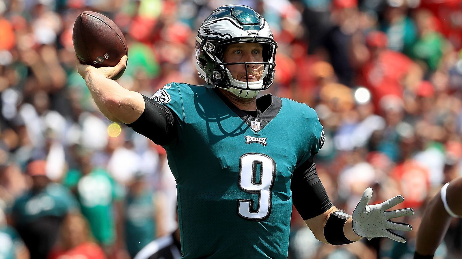 
                <strong>Foles will Bears filetieren</strong><br>
                Quarterback Nick Foles von Titelverteidiger Philadelphia Eagles greift in der Wild-Card-Round gegen die Chicago Bears einen historischen Rekord an. Außer Matt Ryan von den Atlanta Falcons gelang es bisher keinem Quarterback, drei Touchdown-Pässe und mehr als 300 Passing Yards in drei aufeinander folgenden Playoff-Spielen zu erzielen. 
              