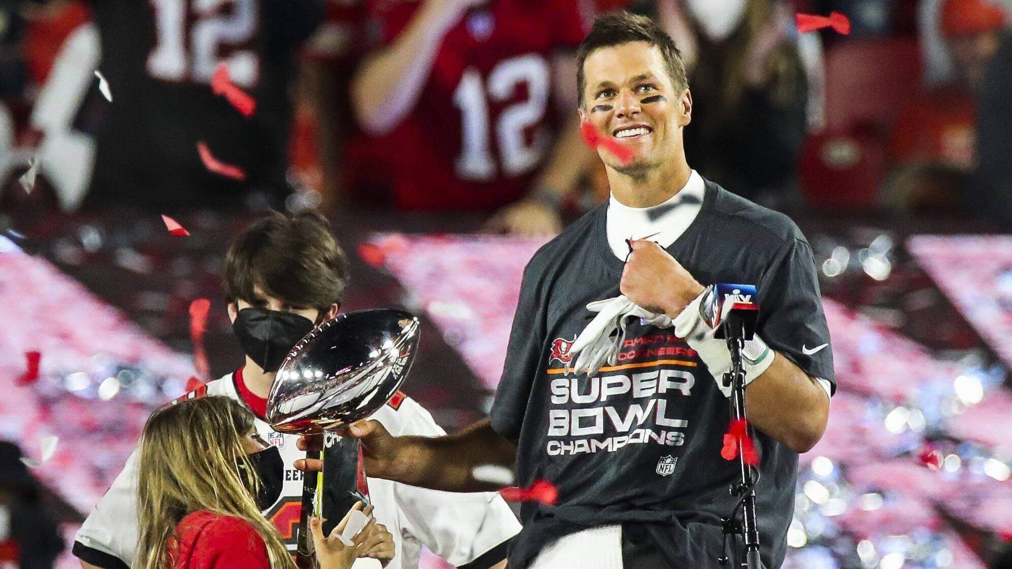 
                <strong>Tom Brady </strong><br>
                Aufgrund seiner Leistungen in der vergangenen Saison wurde Superstar Tom Brady gleich zwei Mal geehrt. Neben der Auszeichnung zuim "NFL Spieler des Jahres" wurde der Quarterback der Tampa Bay Buccaneers auch zum "Besten männlichen Athleten" gekürt. 
              