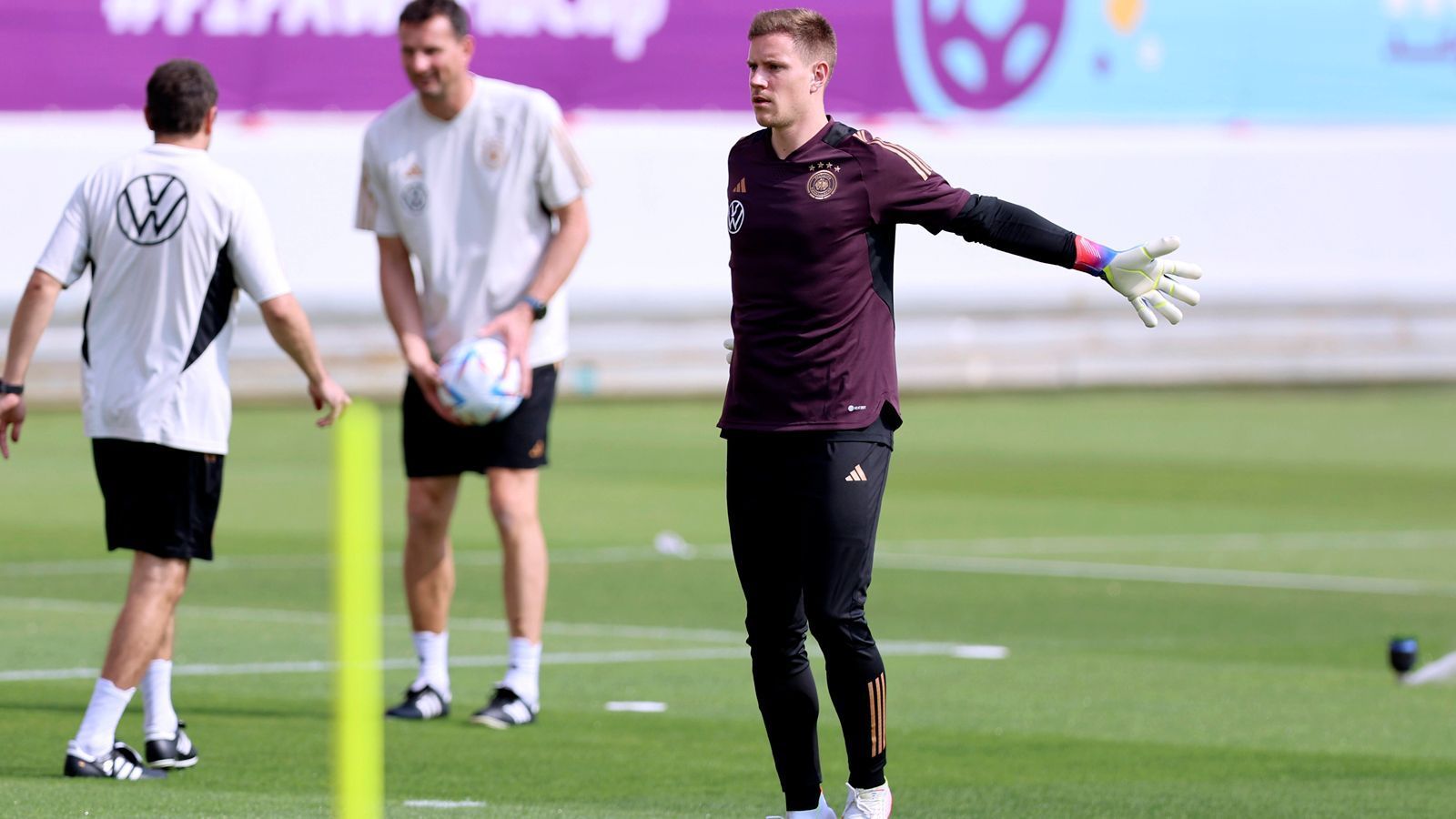 
                <strong>Marc-Andre ter Stegen (DFB-Nationalspieler)</strong><br>
                "Es kann nicht sein, dass man eine Mannschaft oder einen Kapitän sportlich bestraft, weil er diese Binde trägt. Wir wissen ja auch um die schwierige Situation in Katar, was Menschen hier teilweise Schlimmes widerfährt" (Quelle: t-online)
              