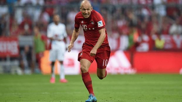 
                <strong>Arjen Robben (FC Bayern München)</strong><br>
                Der Niederländer meldete sich im Alter von fünf Jahren bei seinem Heimatverein VV Bedum an. Sieben Jahre später ging Robben zum FC Groningen, für den er mit 16 Jahren zum ersten Mal in der Eredivisie auflief. Zwei Jahre später wechselte Robben für 4,3 Millionen Euro zum PSV Eindhoven. 
              