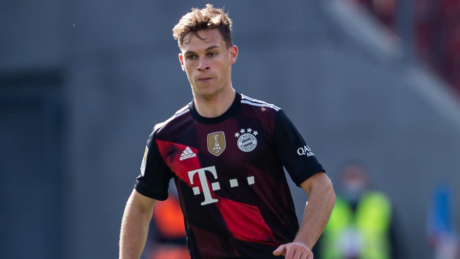 
                <strong>Joshua Kimmich</strong><br>
                Der Motor des Bayern-Spiels, seine Pässe auf die Außen kommen punktgenau. Und auch defensiv ist er immer zur Stelle, sobald es brenzlig wird. Überhaupt sehr passsicher. Kommt in der 16. Minute auch selbst aus der zweiten Reihe zum Abschluss, sein Versuch wird aber abgefälscht. Einer der besten Münchner auf dem Platz. ran-Note: 2
              