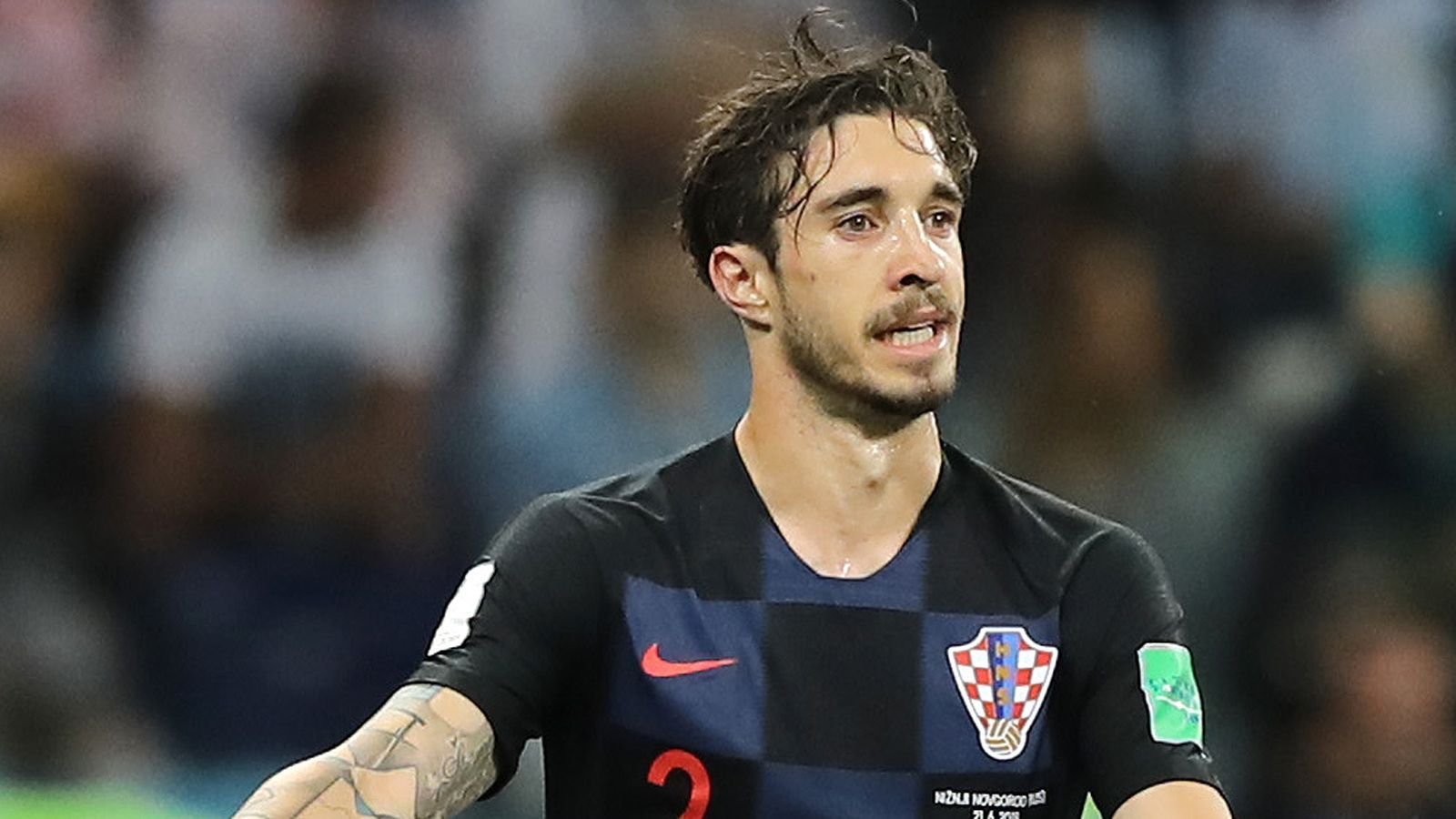 
                <strong>Sime Vrsaljko (Kroatien)</strong><br>
                Der Rechtsverteidiger hat hinten zunächst alle Hände voll zu. Als England in der zweiten Halbzeit Vrsaljko mehr Platz lässt, nutzt der Atletico-Verteidiger dies für eine präzise Flanke, die zum 1:1 führt und Kroatien die Verlängerung bringt. Seine nächste große Szene hat er in der Verlängerung, als er auf der Linie rettet. ran-Note: 2
              