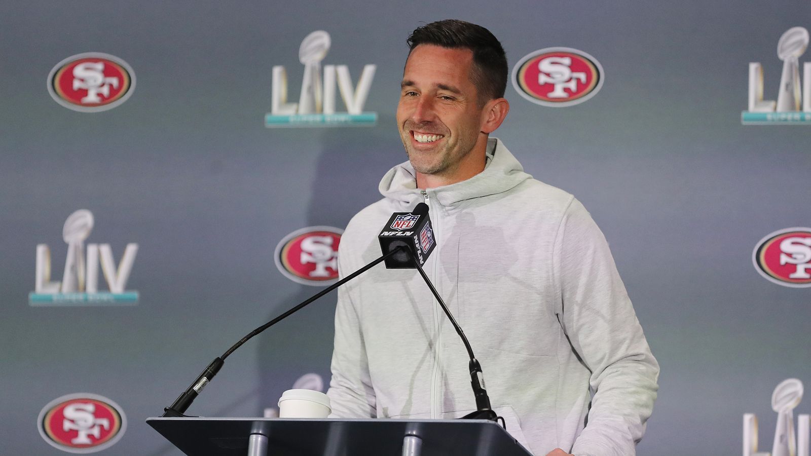 
                <strong>Head Coach</strong><br>
                2017 übernahm Kyle Shanahan den Head-Coach-Posten bei den San Francisco 49ers. Zuvor leitete der 40-Jährige die Offensiv-Abteilung der Atlanta Falcons, mit denen er in der Saison 2016/17 im Super Bowl stand. Die Falcons verloren in einem legendären Spiel trotz 28:3-Führung mit 28:34 gegen die New England Patriots. Auf einen Super-Bowl-Sieg wartet Shanahan also noch. Super Bowl LI hat Shanahan aber zweifellos geprägt.
              